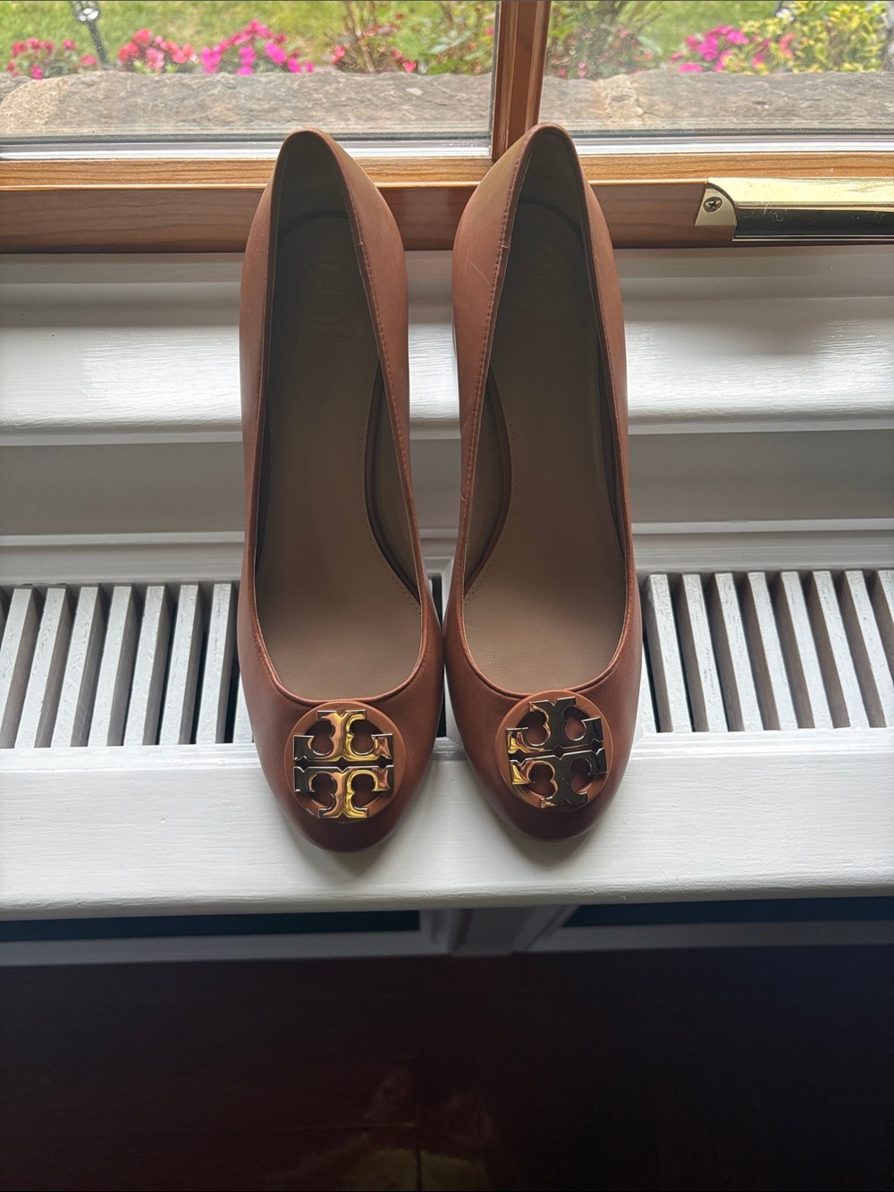 Tory Burch Janey Royal Tan Calf Leather Logo Round-Toe Janey 50 MM Pumps.